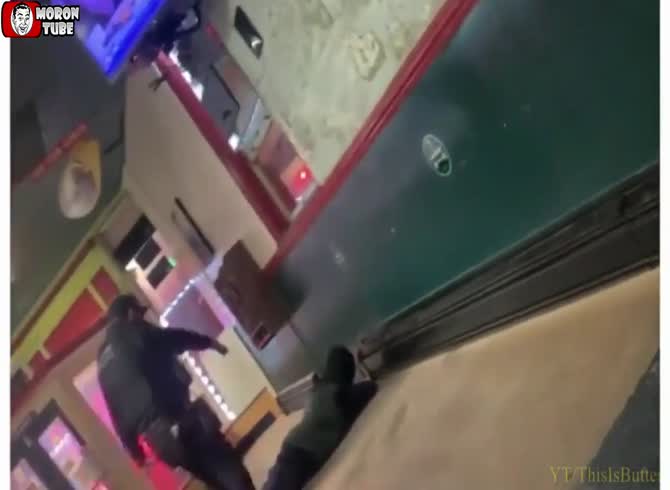 Video :Dumbass unintentionally shoots a Burger King drive-thru employee while playing with his pistol